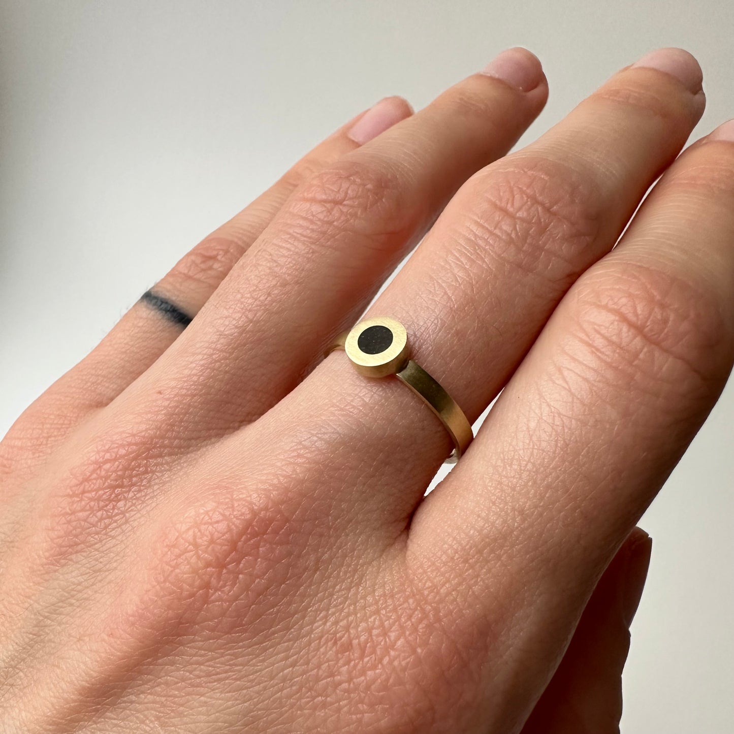 Gold ring "MINI DOT" with ebony
