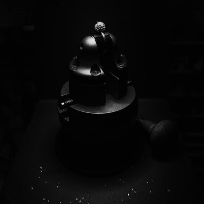 Balto aukso žiedas su deimantais ,,STARDUST DOME''