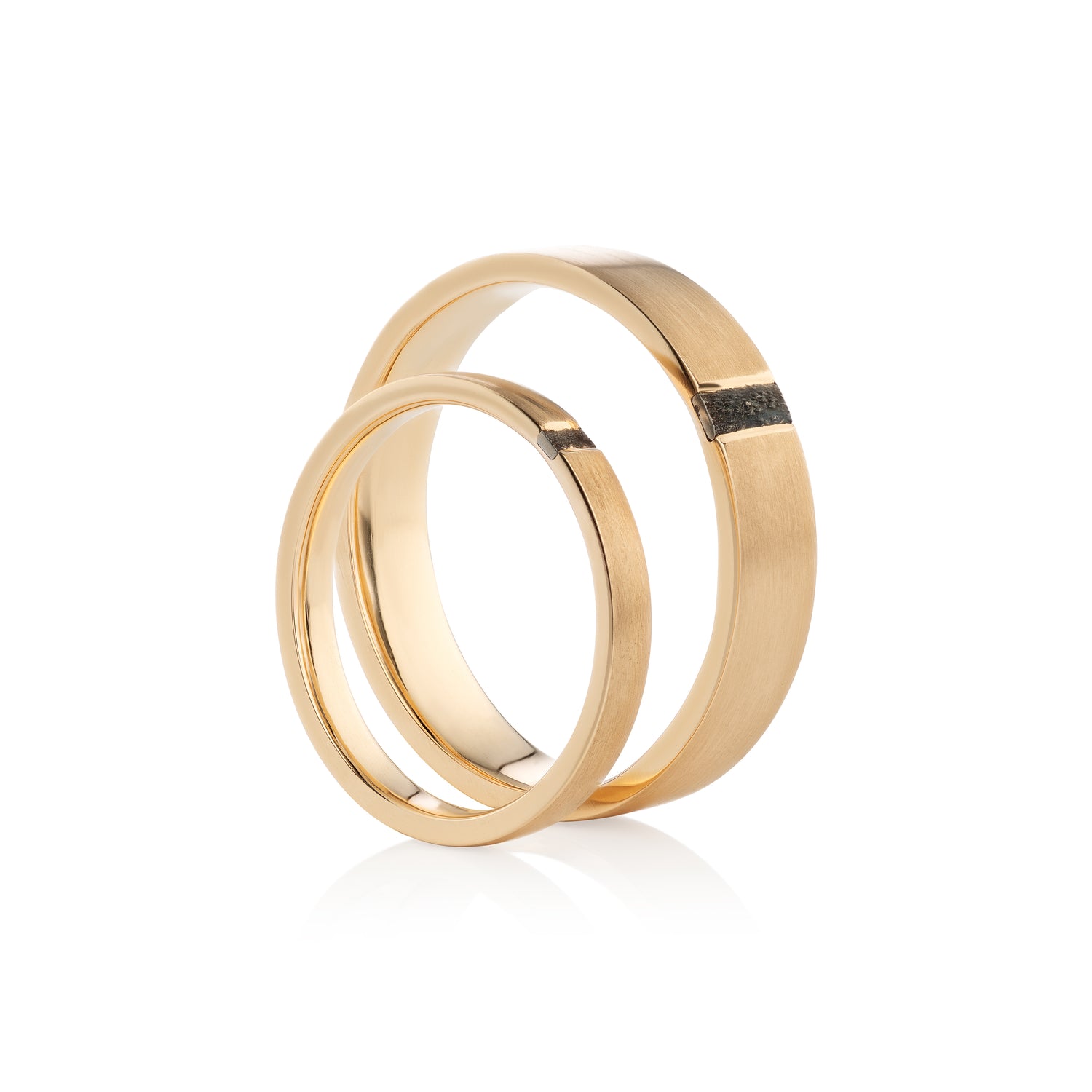 Geltono aukso vestuviniai ziedai su titano juosteles inkrustacija.